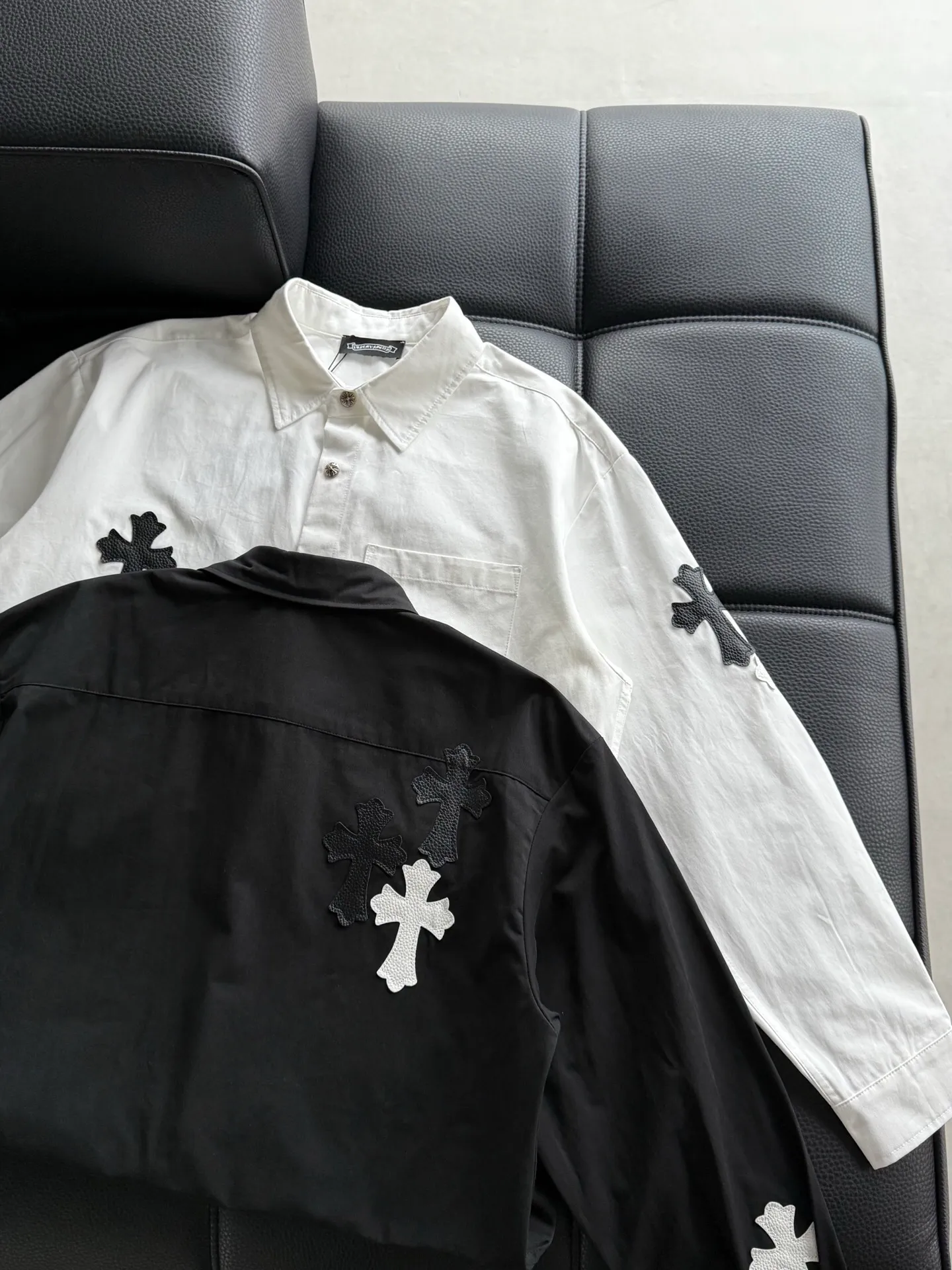 P510 Chrome Hearts leather cross leather embroidery shirt jacket! OS version can be worn by both men and women! The fabric is made of twill gauze cotton fabric! The texture is clear and smooth, not easy to wrinkle or fade! The embroidery process is complex and repetitive, and the requirements for the embroidery machine are very strict. The distance is always 45 centimeters! It won’t work if the spacing is too big, and it won’t work if it’s too small! The hardware is all carved and cast. This piece of clothing consumes a lot of material. More than 3 meters of material is used for one piece of clothing! After the garment is made, it needs to be fixed at high temperature, washed at a water temperature of more than 70 degrees, and softened by adding softener to make the upper body softer and smoother!   Color: black white Size: m-3xl Style number: 5879➕3731
